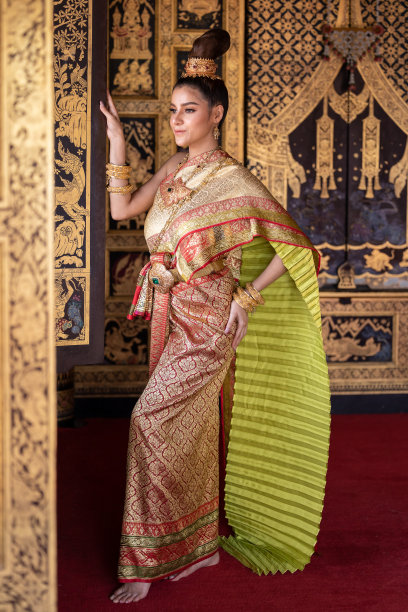 泰国女孩穿着泰国传统文化的服饰，泰国妇女穿着泰国传统文化的身份文化。图片下载