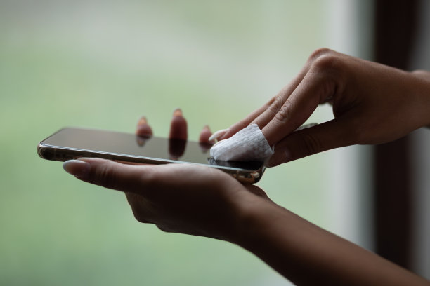 女人清洁手机与餐巾库存照片湿纸巾图片下载