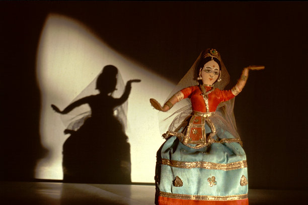 舞蹈娃娃和影子图片下载