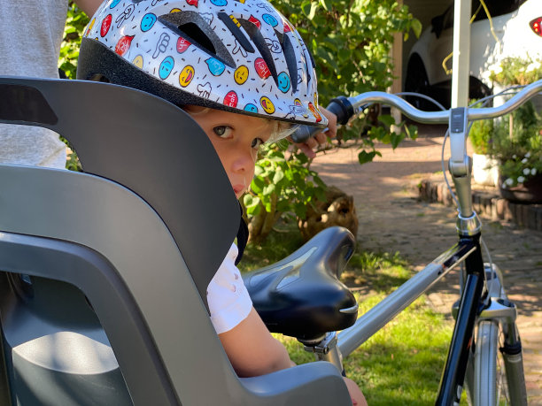 蹒跚学步的男孩说再见图片下载