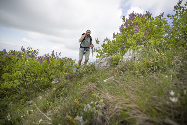 在山顶休息图片下载