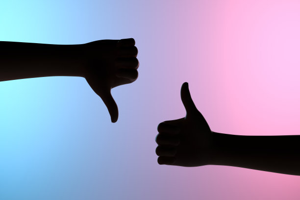 女人的手大拇指向上，大拇指向下，霓虹灯图片下载
