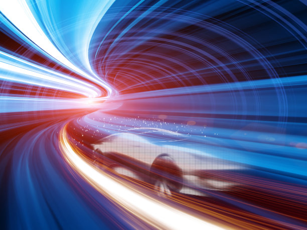 跑车在城市高速公路上超速行驶图片下载