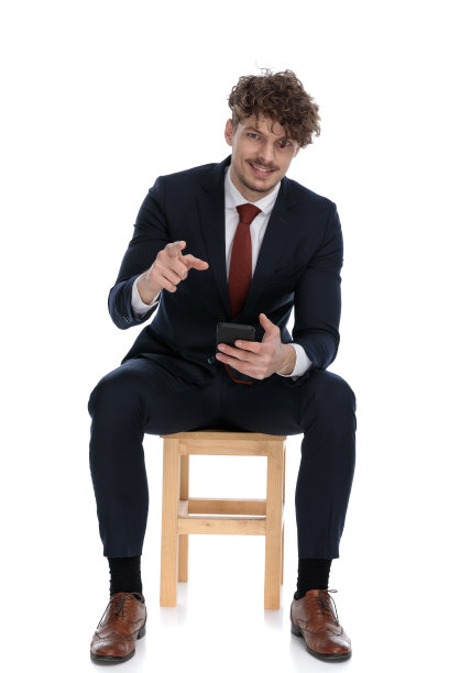 年轻性感的商人拿着手机对着镜头图片下载