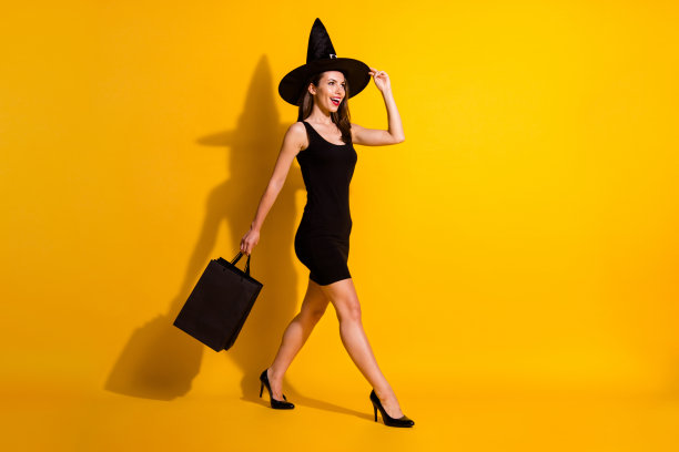 全长体型轮廓侧面的她，她吸引人，漂亮，优雅，开朗，瘦女士巫师拿着袋子，去触摸圆锥帽，孤立明亮，生动，明亮，明亮，明亮，明亮，黄色，颜色背景图片下载