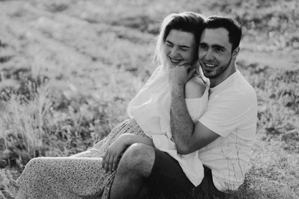 幸福和年轻的怀孕夫妇在大自然图片下载