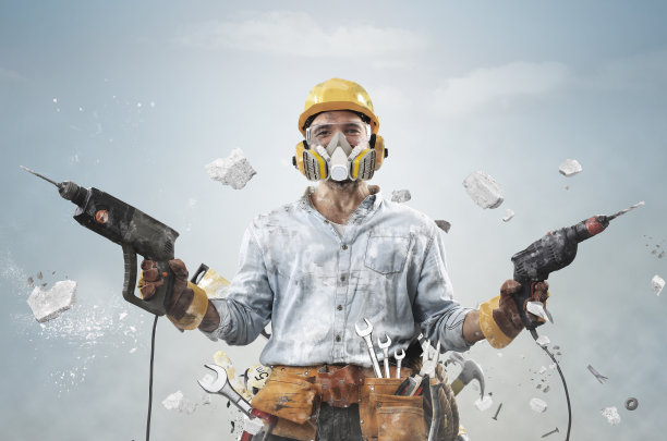 建筑工人穿着脏衣服拿着锤子图片下载