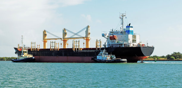 伯内特河中一艘由拖船管理的140米长的散货船。班,澳大利亚。图片下载