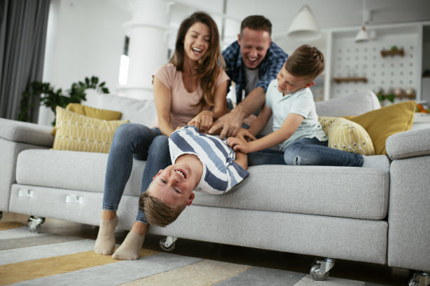 快乐的父母和儿子玩得开心。图片下载