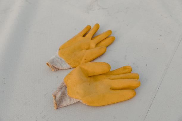 工作结束后扔到屋顶上的防护手套图片下载