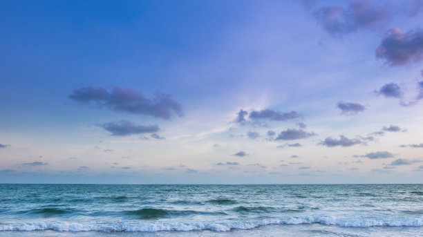 蓝紫色的海洋的气氛是柔软的，美丽的，和平的，令人放松。图片下载