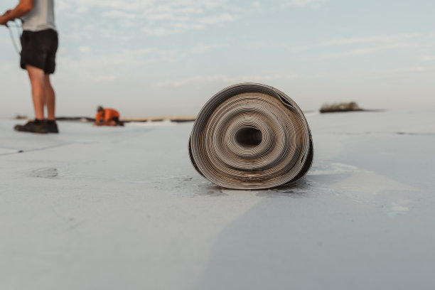 PVC卷筒屋面置于场地屋顶上图片下载