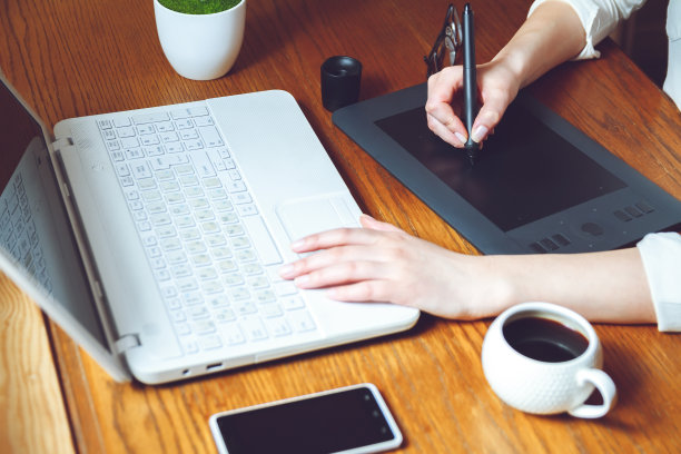 平面设计师使用平板电脑图片下载