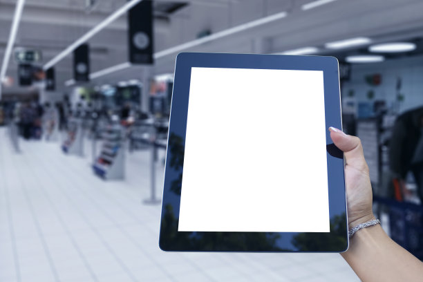 模拟平板电脑在手，机场背景特写。关于航空旅行主题的概念。图片下载
