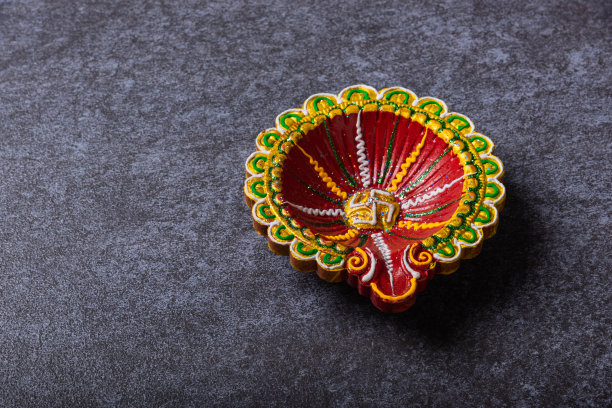 粘土点燃的灯盏或油灯图片下载