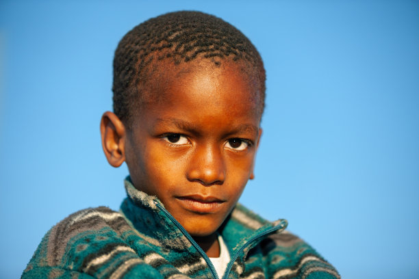 在博茨瓦纳村庄院子里的非洲孩子图片下载