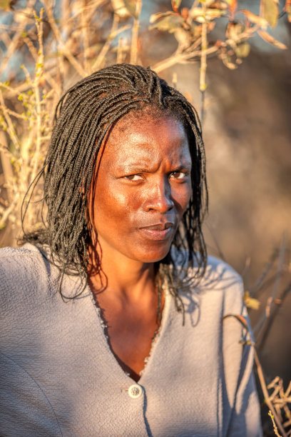 一个扎着辫子的年轻非洲妇女的肖像图片下载