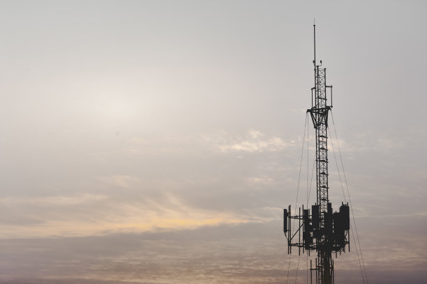 黄昏天空中为移动电话网络分配信号的电信桅杆图片下载