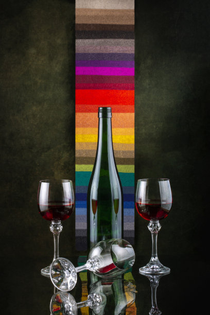 有几杯葡萄酒和玻璃瓶的静物画图片下载