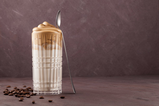 达尔戈纳咖啡与厚美丽的泡沫在高透明玻璃上的棕色背景与复制空间。韩国传统酒。有选择性的重点图片下载