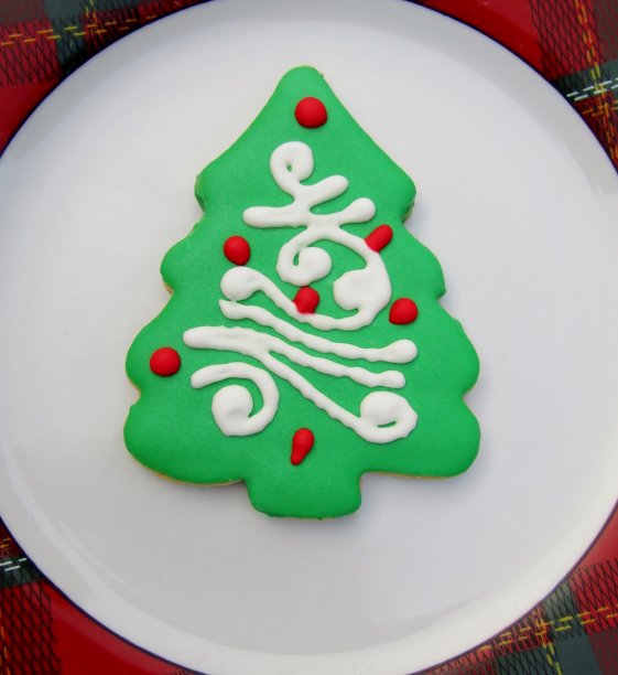 绿色的圣诞树饼干在盘子里图片下载