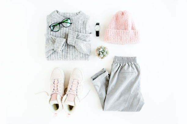 女性时尚服装和配饰。女性青年俯视图。平躺女性风格看暖和的毛衣，裤子，帽子，运动鞋，眼镜。俯视图图片下载