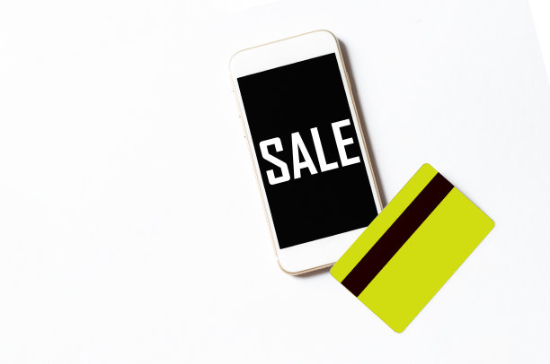 网上购物的概念。木质背景的信用卡智能手机图片下载