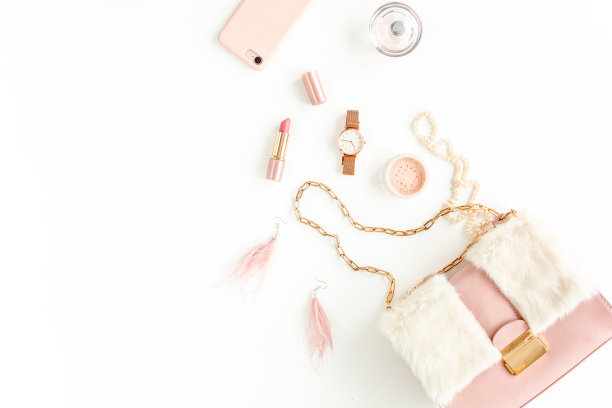 女式粉色包包，搭配时尚时尚配饰:手表、香水、手机、口红、白底耳环。平躺，俯视图图片下载