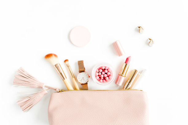 平面构图与粉红色化妆品包与化妆品化妆产品，孤立在白色背景。平铺，俯视图图片下载