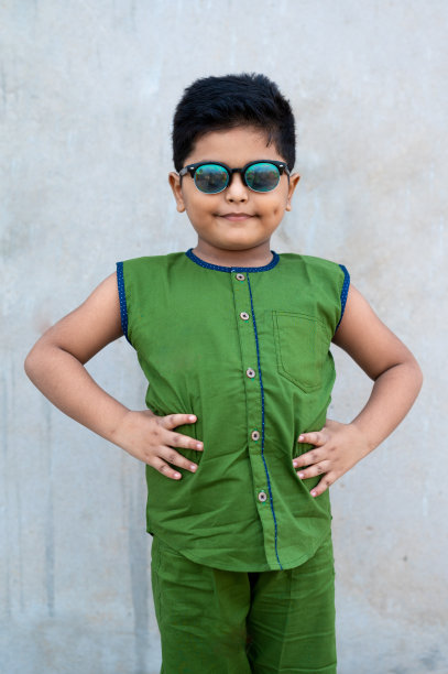 可爱的印度小造型师玩得很开心图片下载