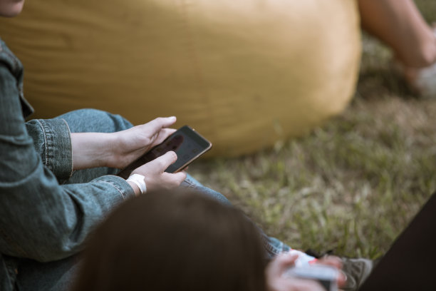 新一代手机成瘾问题图片下载