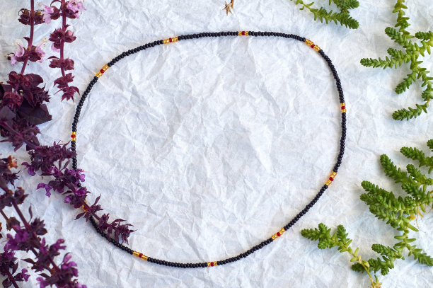 手工珠饰，作为一种爱好。用你自己的手在各种花的背景上制作的装饰品图片下载