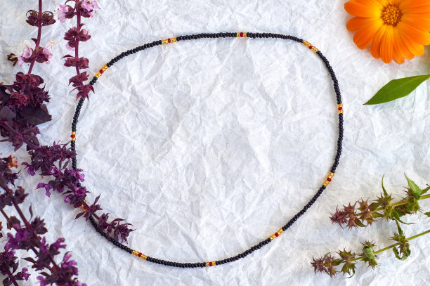 手工珠饰，作为一种爱好。用你自己的手在各种花的背景上制作的装饰品图片下载