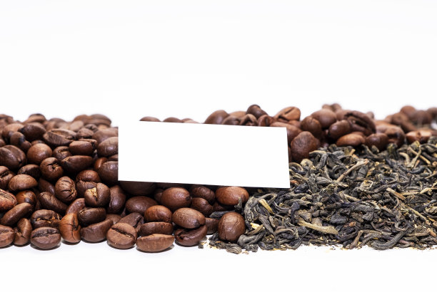 烘焙过的咖啡谷物和茶叶。论文文本。对口味的选择和偏好。副本的空间。图片下载