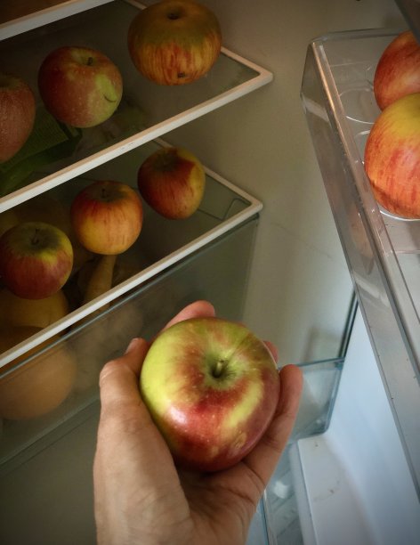 冰箱的背景上有苹果在手图片下载