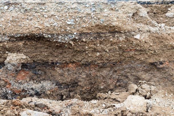 铺路面下的岩石土壤背景。图片下载