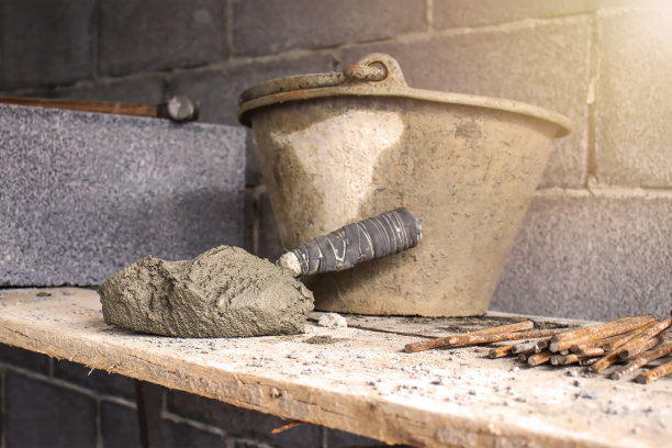 水泥或砂浆和泥铲用湿水泥铺设在木材上，纸张上用于建筑，建筑行业的工作概念。图片下载