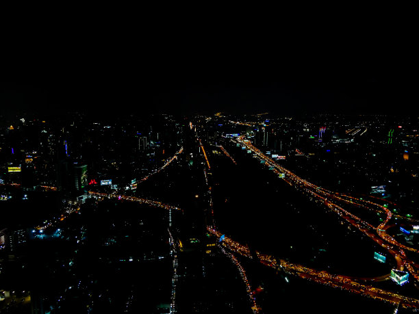 夜间的城市交通，以数码照片图片为背景图片下载