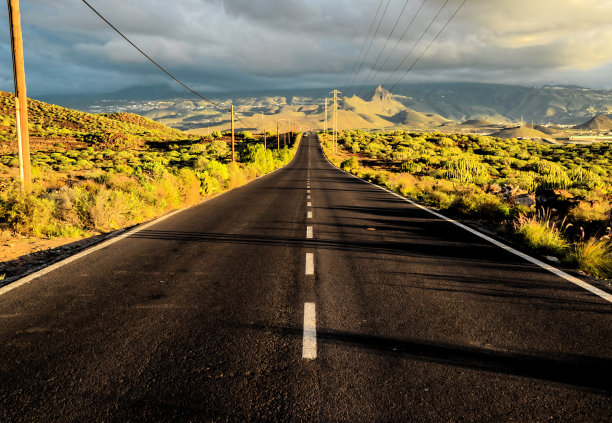 沙漠中的孤独之路图片下载