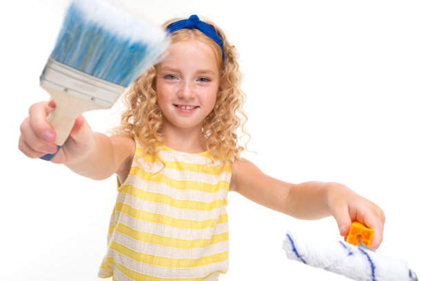 图片的快乐的孩子与公平的红色卷发想做修复与刷子和滚筒隔离在白色背景图片下载