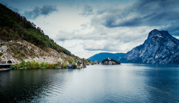 鸟瞰图奥地利湖与美丽的山区景观图片下载