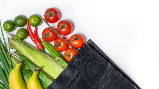 混合水果和蔬菜在购物袋美丽的镜头图片下载