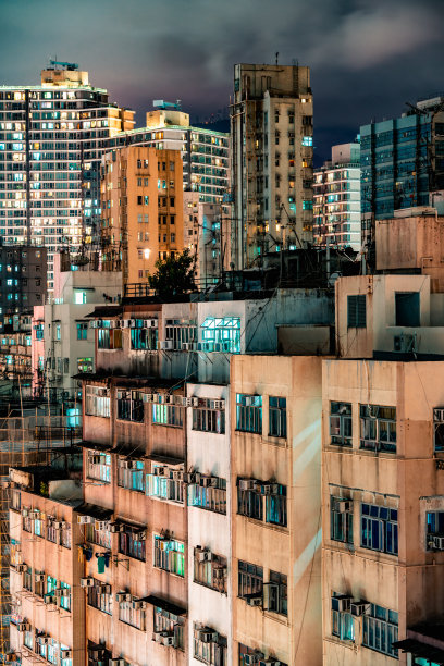 明亮的霓虹灯标志，五颜六色拥挤的城市景观旺角，九龙，中国香港图片下载