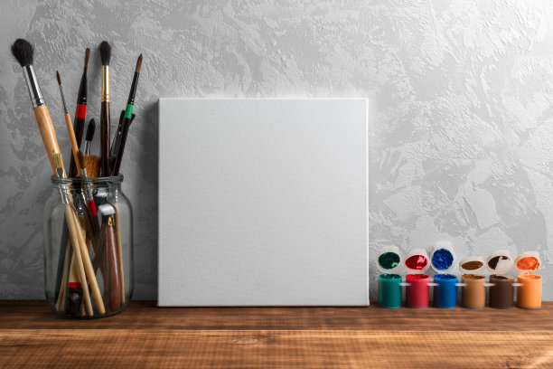 室内海报模型与空白的白色框架，艺术刷子和彩色油漆。图片下载