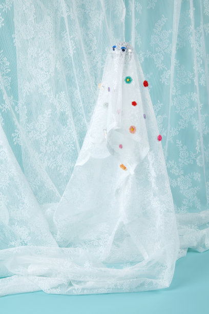 鬼在花边窗帘与花蓝色图片下载