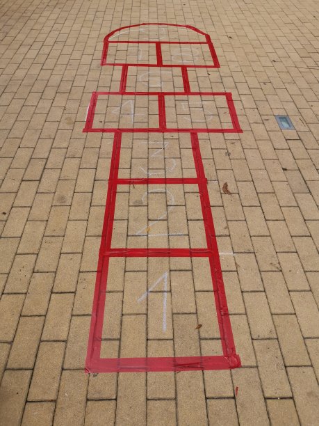 孩子们在地板上玩耍图片下载