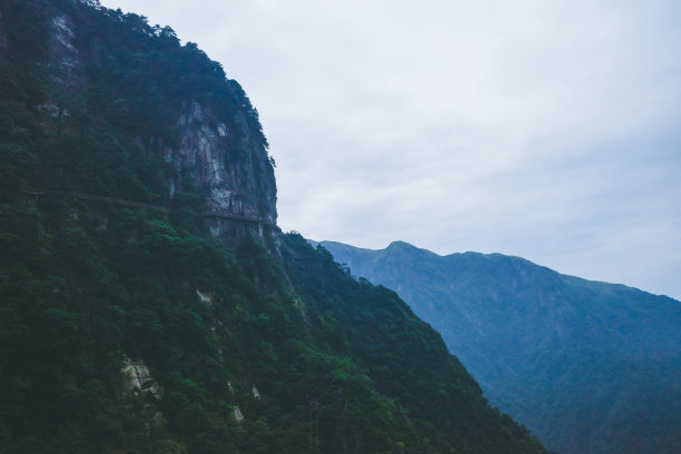 中国江西武功山顶的树木和悬崖图片下载
