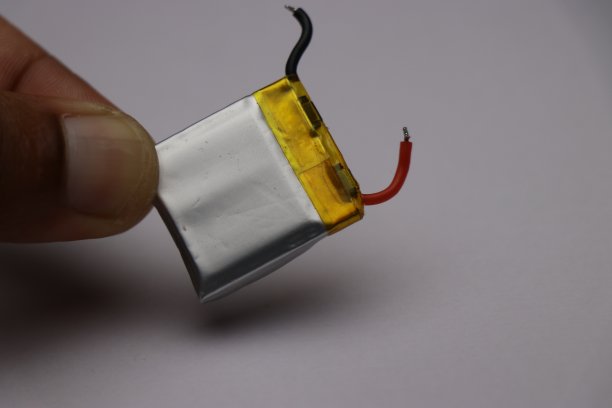 锂聚合物电池，用于为小型电子设备供电，也被称为锂宝电池图片下载