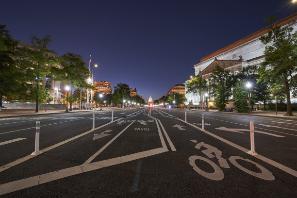 从美国首都华盛顿的宾夕法尼亚大街上看美国国会大厦图片下载