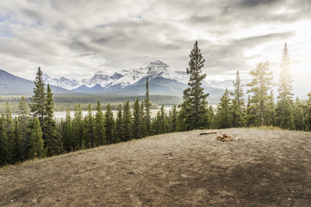 空旷的露营地和篝火图片下载
